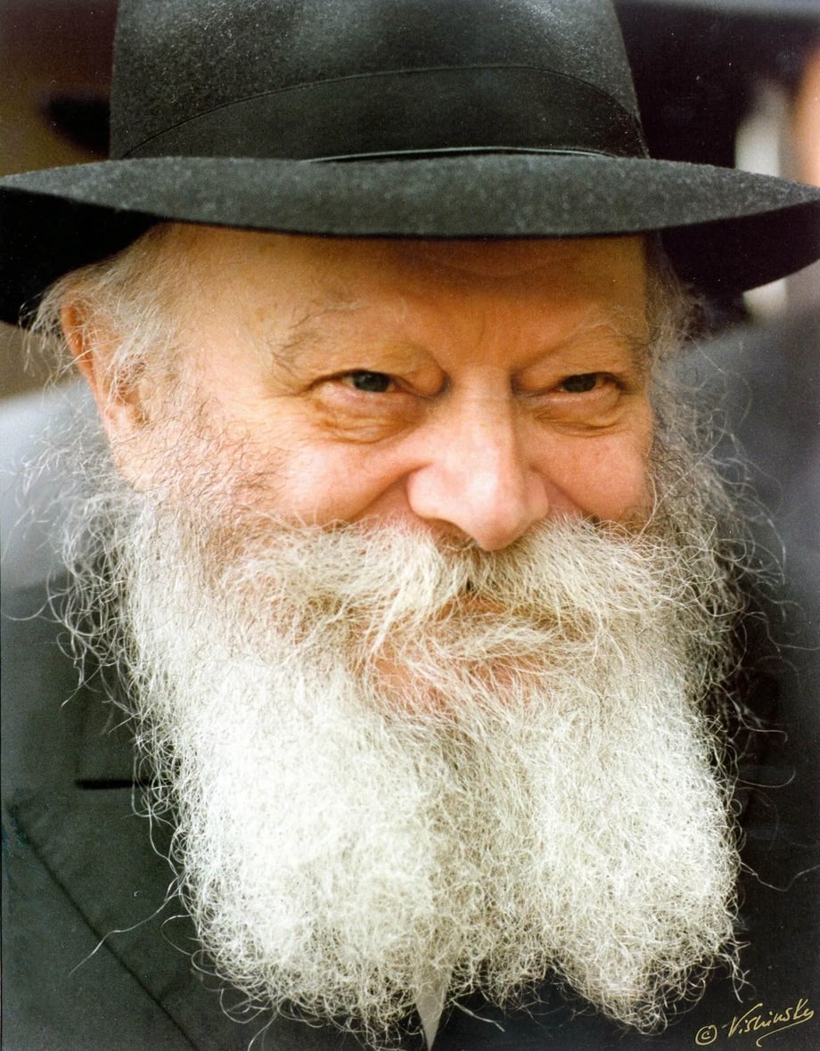 Rebbe Smiling RebbisDesk — Where Jewish lessons begin